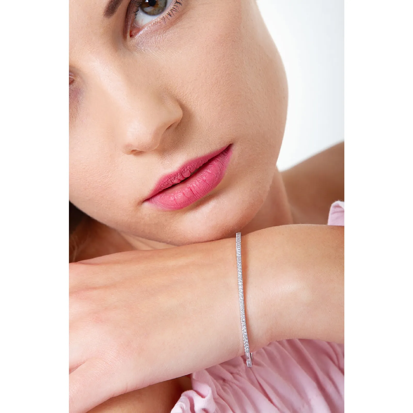 Bracciale rigido in oro bianco 18k con diamanti a giro completo