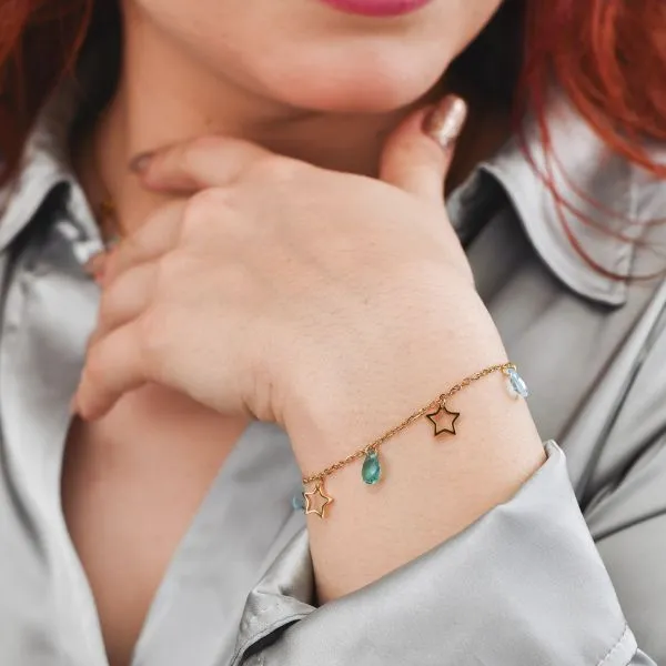 MK/BR11 Bracciale oro giallo con charms e inserti acquamarina e blu zircon    